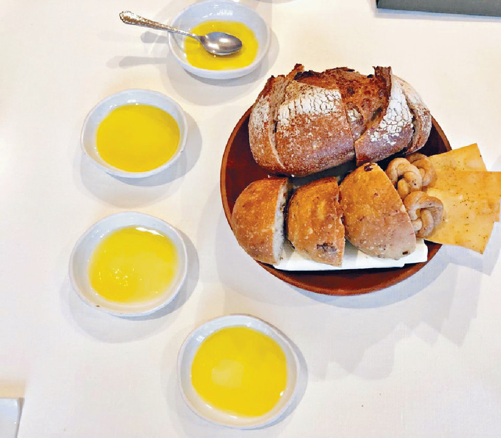 ■自家製麵包配四款橄欖油

