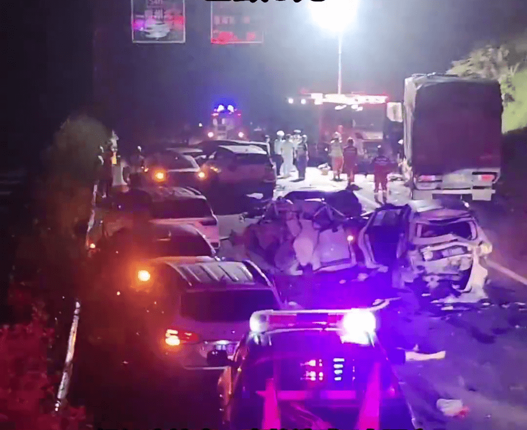 廣佛肇高速公路發生多車追尾相撞事故。