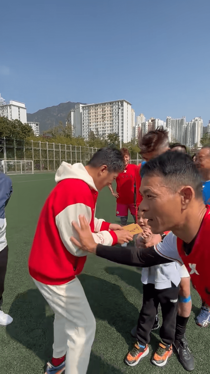 黃日華向大、小朋友派利是。