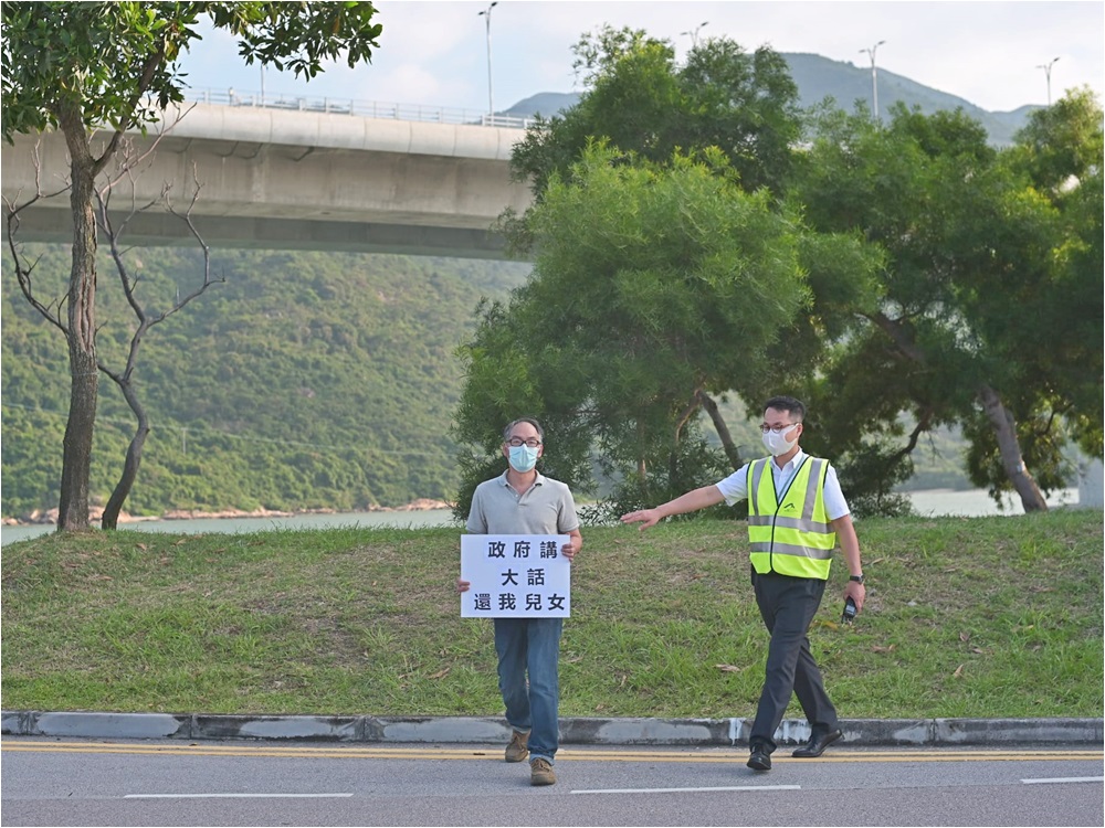 12名港人部份家屬到飛行服務隊總部抗議,要求公開當日飛行記錄。李睿哲攝