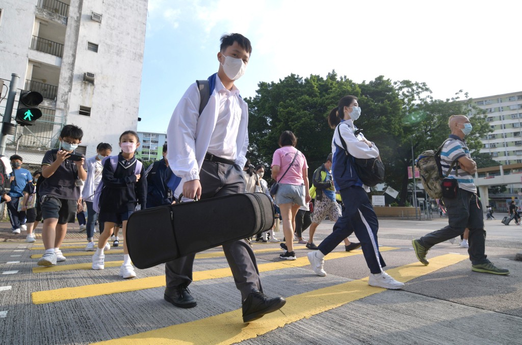 身兼小学校长的立法会教育界议员朱国强向本报表示，「人才子女」等新来港学童成为本港的新生源，今年开学后，他未闻有小学为收生而疲于奔命。