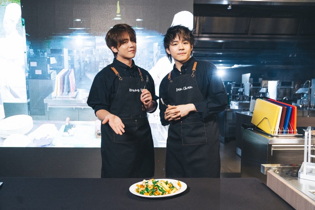 陳卓賢唱歌勁打波呀，cooking又掂，他化身大廚指導姜濤。