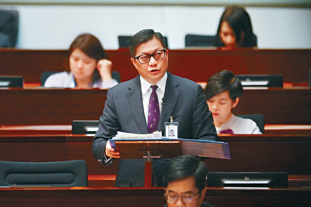 鄧炳強表示，預期擴大查核範圍後，合資格申請人數將大幅增加。