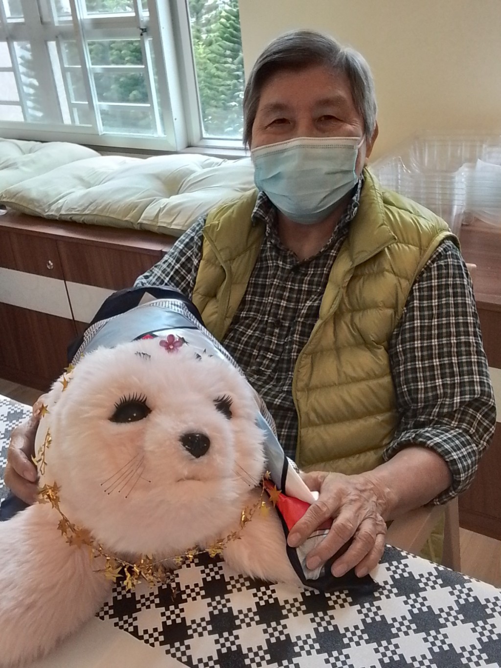 PARO智能小海豹陪伴院友歡度佳節。 PARO智能小海豹陪伴院友歡度佳節。