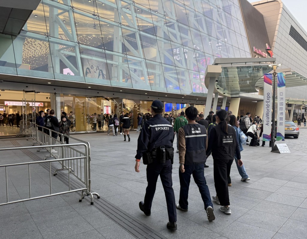 海關聯同入境處及警方於亞洲博覽館附近採取聯合執法行動，打擊流動小販售賣侵權物品、非法勞工及非法兜售演唱會門票活動。政府新聞處圖片