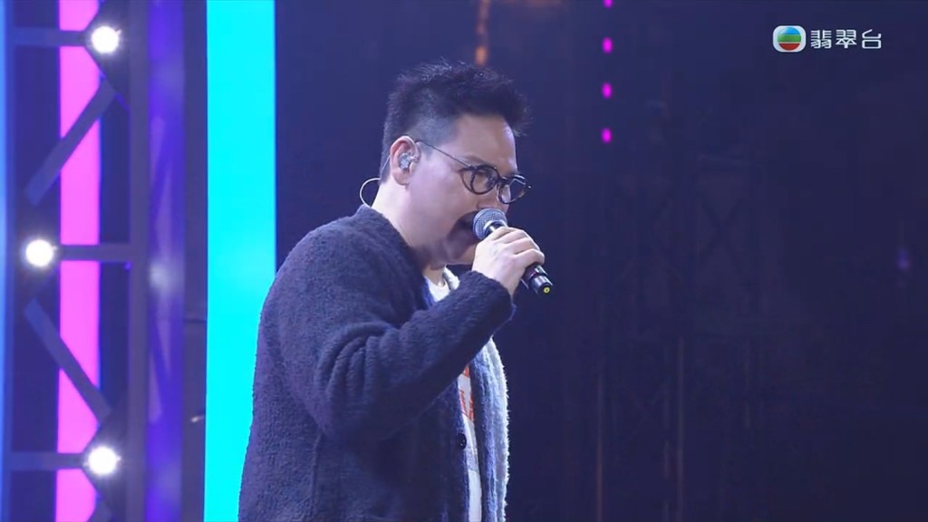 蘇永康與《中年好聲音》參賽者合唱。