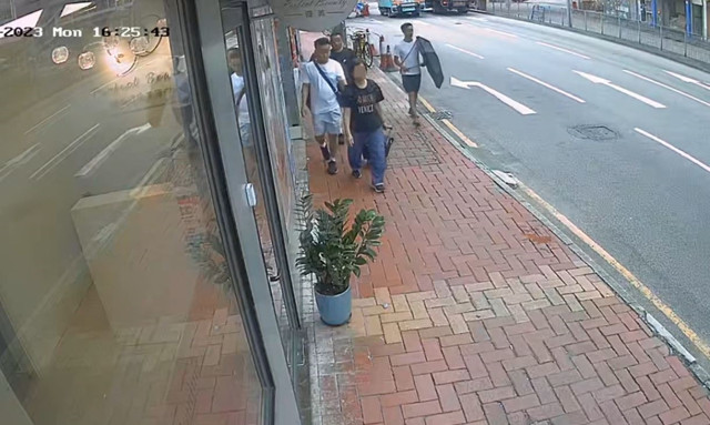 扒手党手持雨伞掩护，企图扒走女事主银包。资料图片