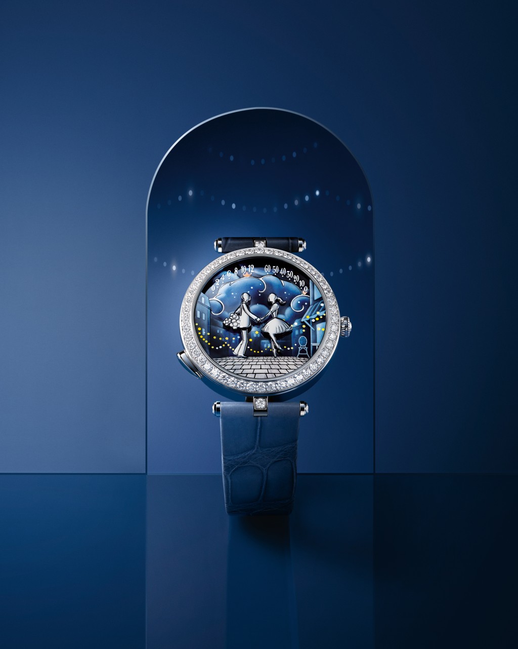 Lady Arpels Bal des Amoureux Automate腕錶，38毫米鍍銠白金製錶殼及錶圈，鑲嵌鑽石。腕錶延續了Pont des Amoureux的故事，一對戀人於巴黎戶外咖啡廳的全新場景設計下，緩緩靠近彼此，並於中午及午夜時分相遇親吻，或在啟動自動機械裝置後親吻。