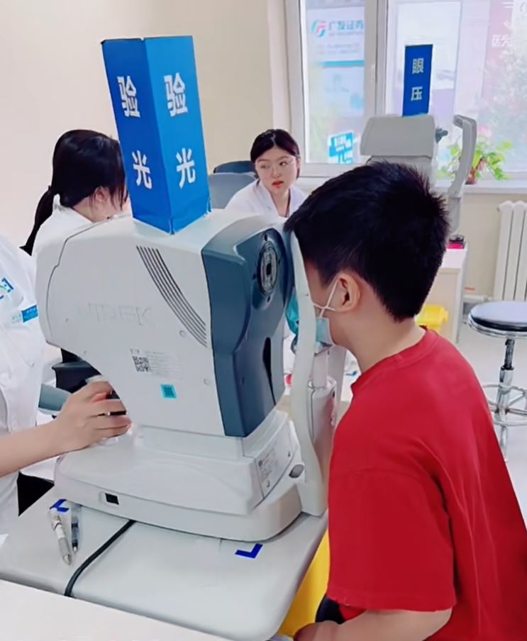 浙江大學眼科醫院視光中心副主任胡培克指，低齡高度近視人群要及早尋求醫學干預，控制近視加深。小紅書