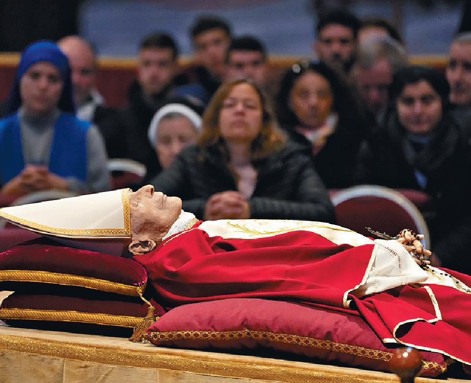 ■榮休教宗本篤十六世的遺體星期一移靈至梵蒂岡聖伯多祿大教堂。