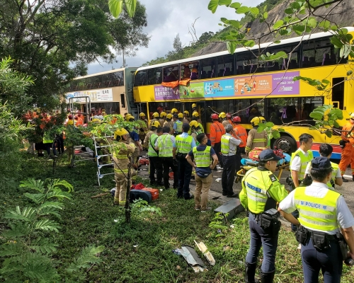 一輛城巴與九巴相撞