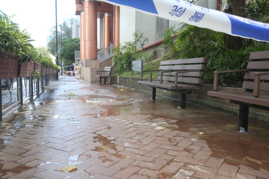 警方封鎖伊利沙伯醫院R座對開衛理道一段行人路。