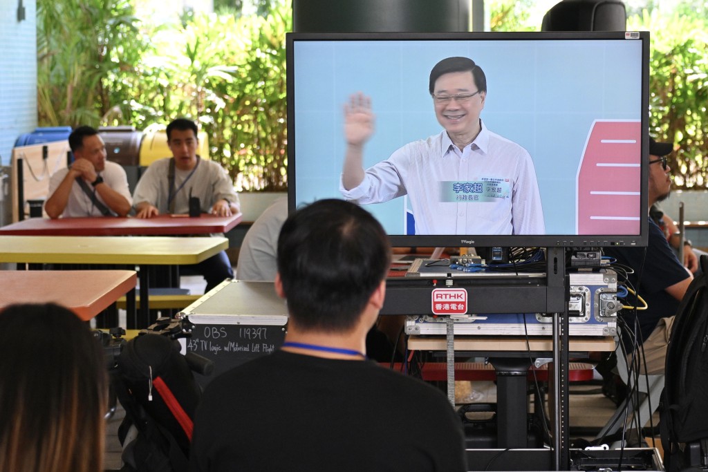 李家超認為獨立專業代辦機構,能讓市民只需要支付專業、合理的費用。 李家超認為獨立專業代辦機構,能讓市民只需要支付專業、合理的費用。