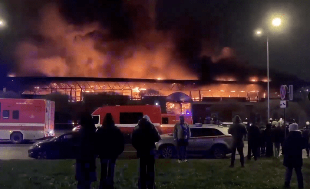 俄羅斯聖彼得堡市一個大型兩層市集發生嚴重火災，火勢迅速蔓延，導致至少一人死亡，一人重傷。X@nexta_tv