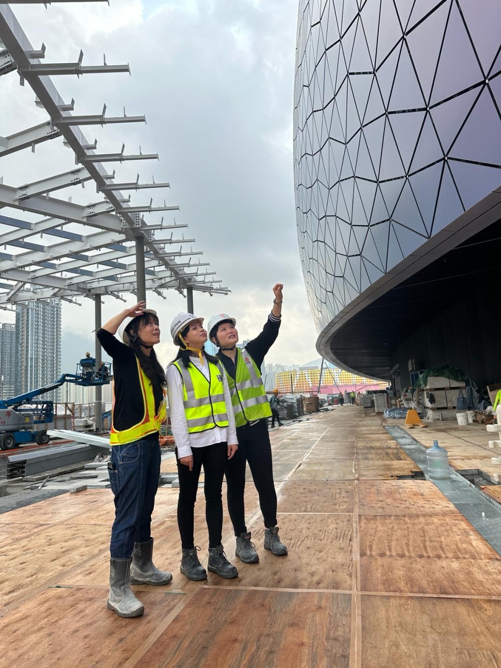 紀錄片第一章《超級工 程》，由設計與工程團隊親自講述體育 園的誕生歷程。 啟德體育園圖片