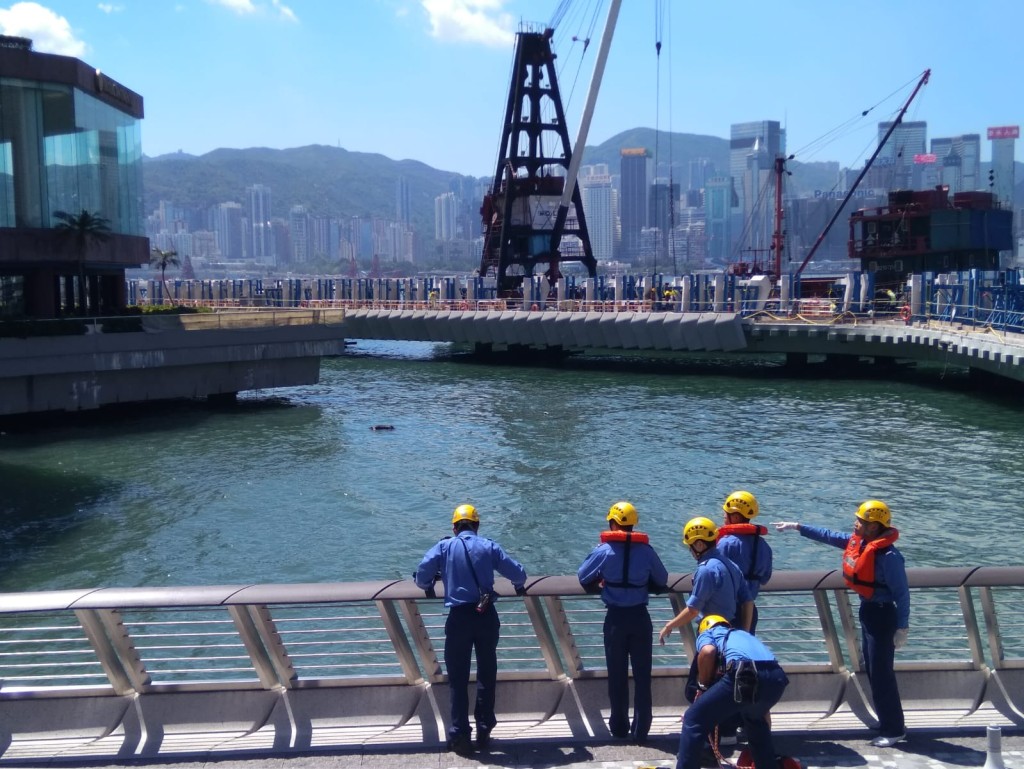 有市民發現離岸約10米位置有人載浮載沉,於是報警。 讀者提供