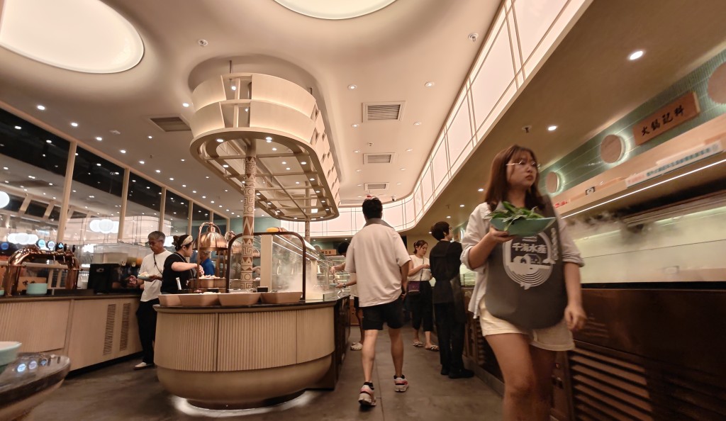 事件發生後，荃灣千海水產分店周日晚上仍然人頭湧湧，大量食客等候排隊入場。黃文威攝