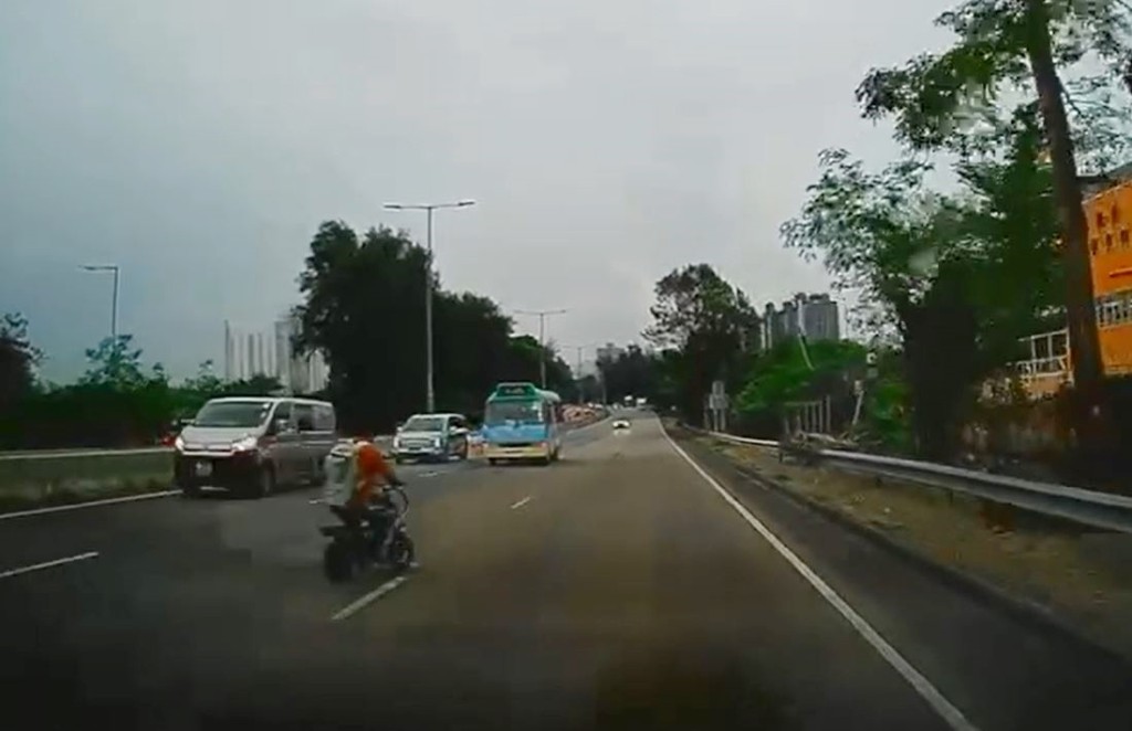騎電動單車的男子無視公路危險，逆線橫越三線由快線駛往慢線。fb車cam L（香港群組）影片截圖