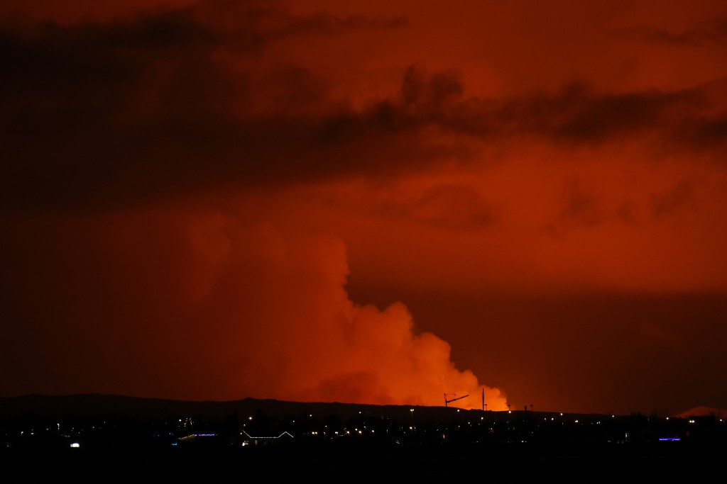 冰島夜空現橙紅色。美聯社
