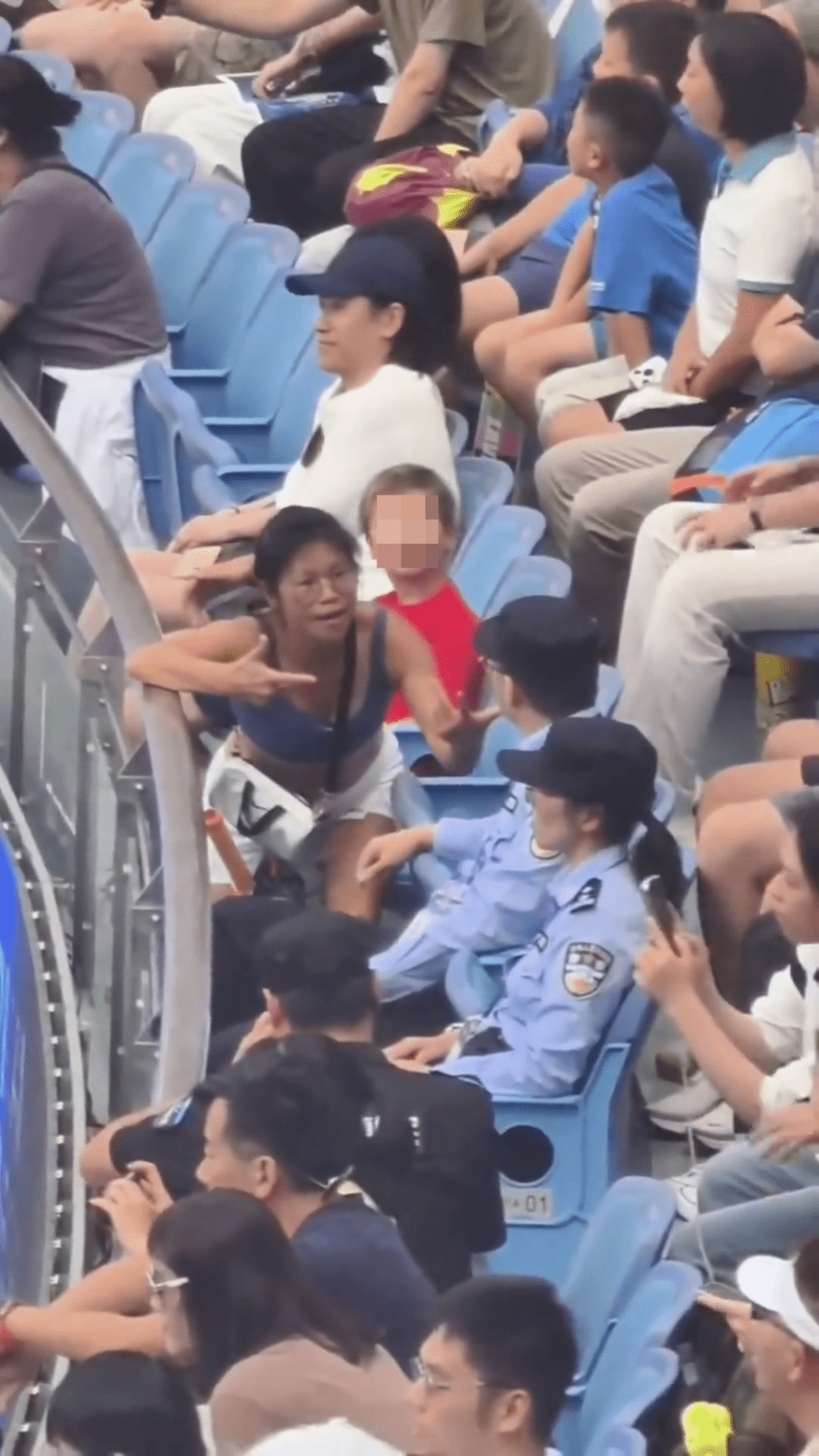 與保安發生爭執。