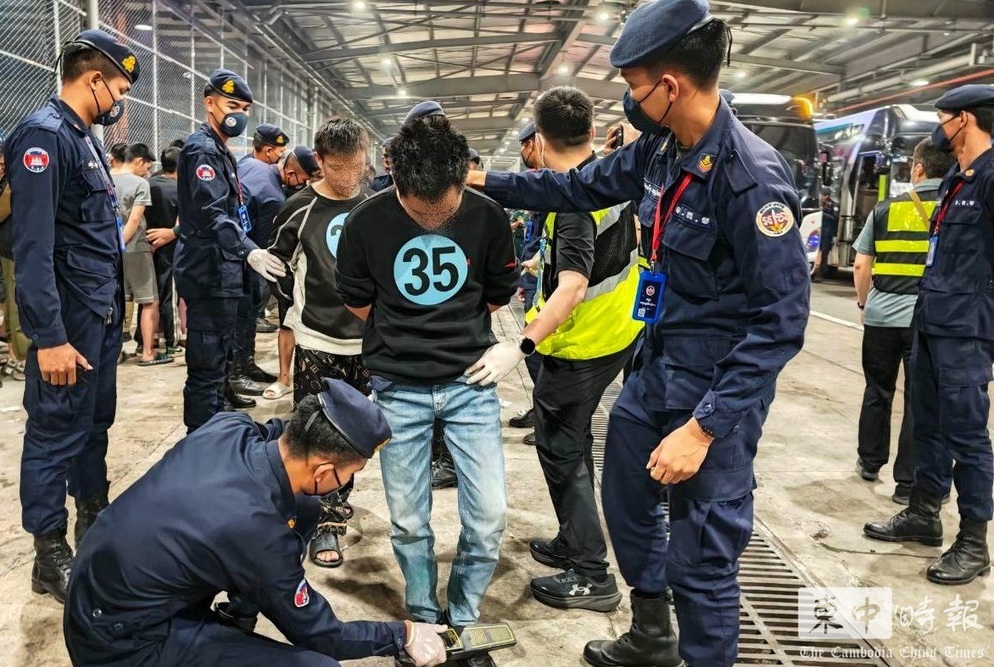 柬埔寨连续两日遣返逾400名中国籍电骗疑犯回中国。柬中时报