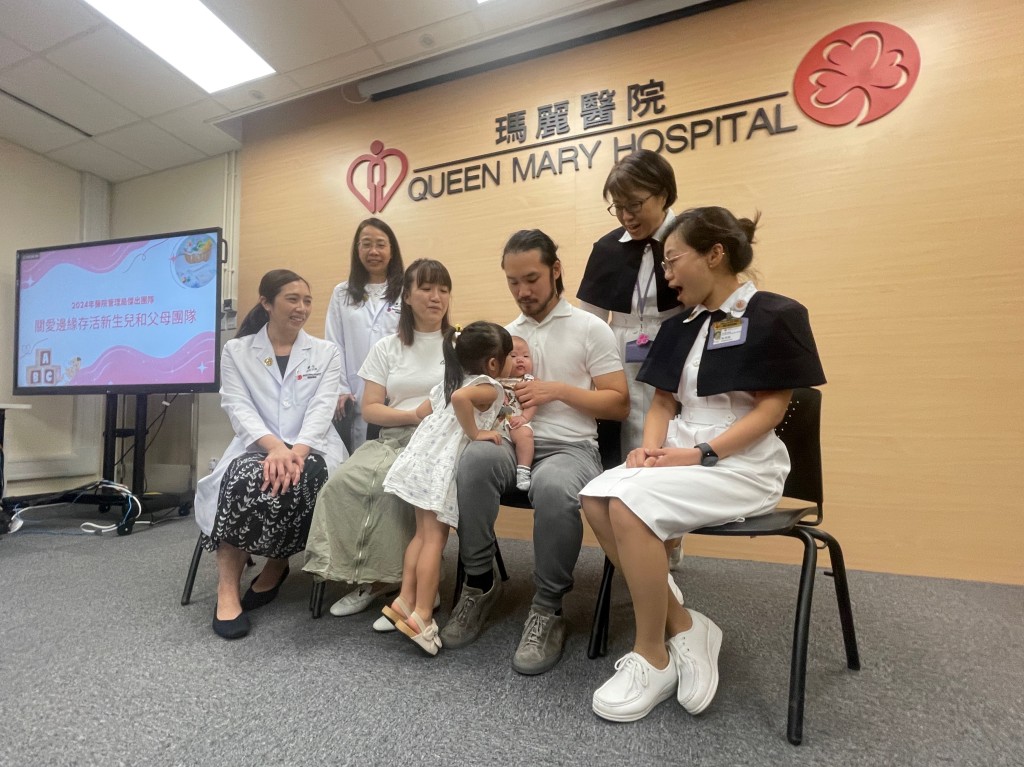 葉女士一對子女（中）現時健康成長，兩姐弟相親相愛。蕭博禧攝