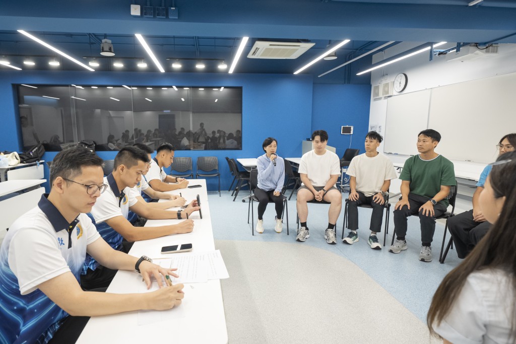 惩教署人员为香港专业进修学校学生举行模拟小组面试，并向学生讲解小组面试流程及技巧。