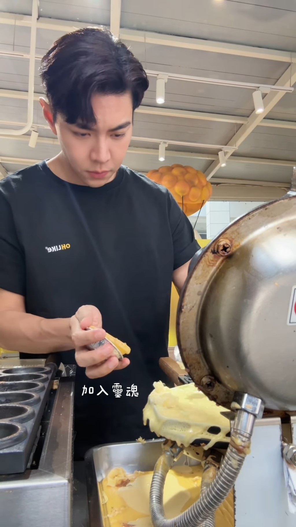 去年羅天宇與李興華及張景淳拍住上在深圳連開7間雞蛋仔小食店，建立小食王國。