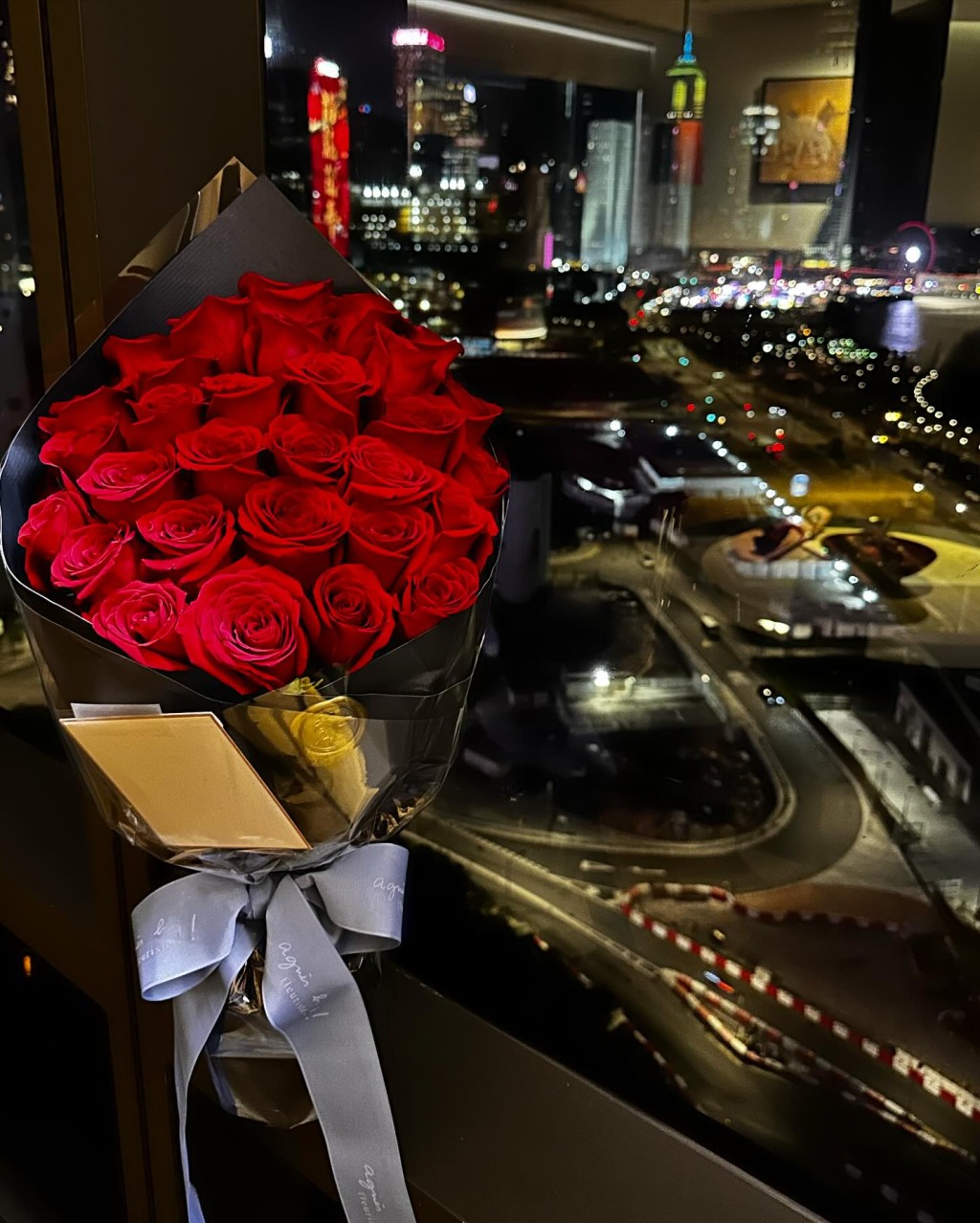 岑杏賢收到老公送的紅玫瑰。