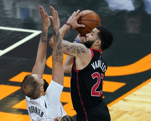 云利特(右)独取54分打破多项纪录。AP