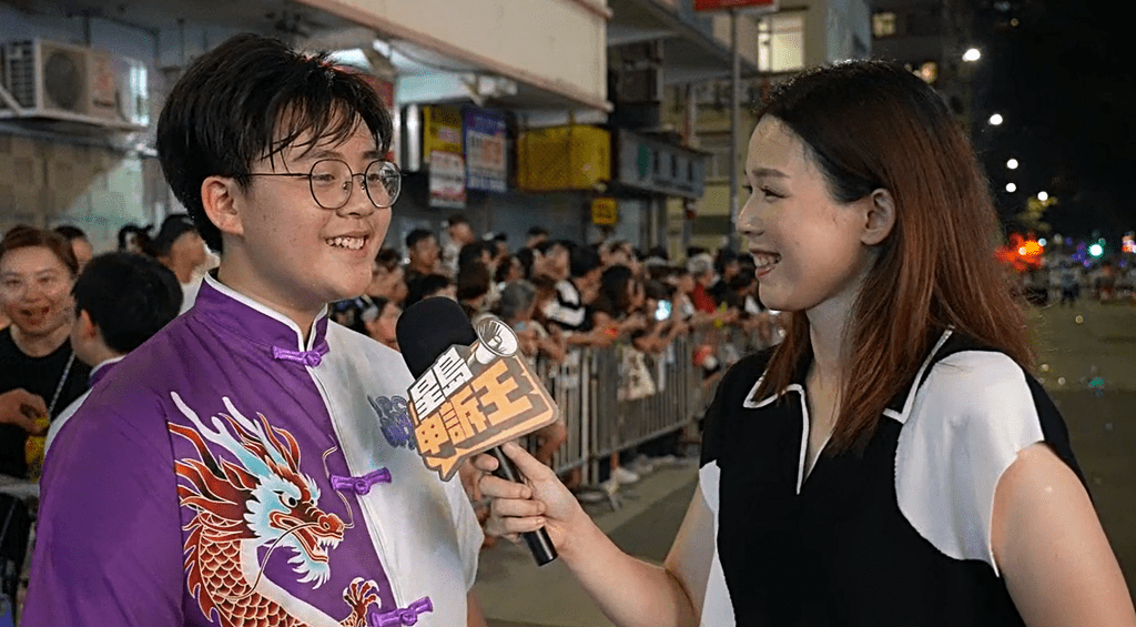 少年警訊成員姜鎧彥指舞火龍很有滿足感。