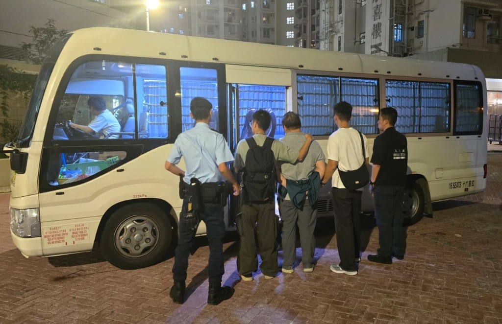 警聯入境處多區打擊黑工掃黃 小型無人機配合地面巡邏 拘捕22人。警方提供 警聯入境處多區打擊黑工掃黃 小型無人機配合地面巡邏 拘捕22人。警方提供