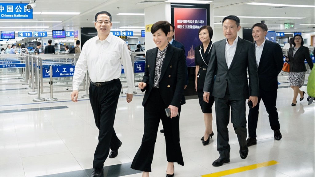 何珮珊(左二)與鄭巨剛(左一)次會面。政府新聞處圖片