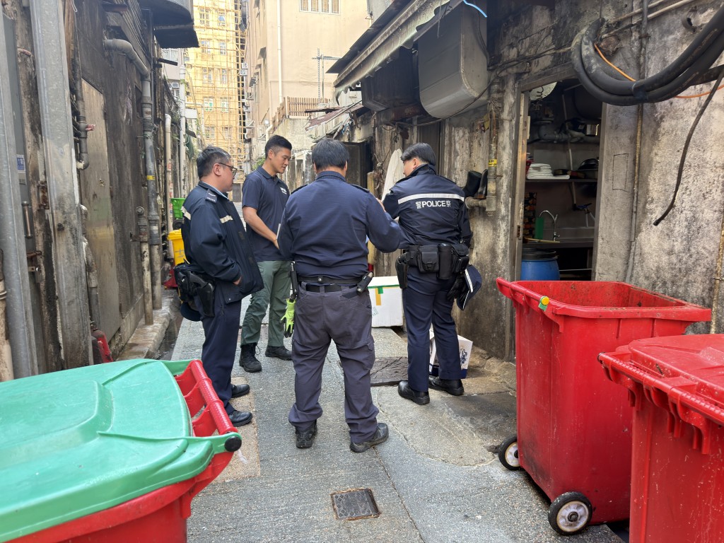 警員和愛協人員到場。 警員和愛協人員到場。