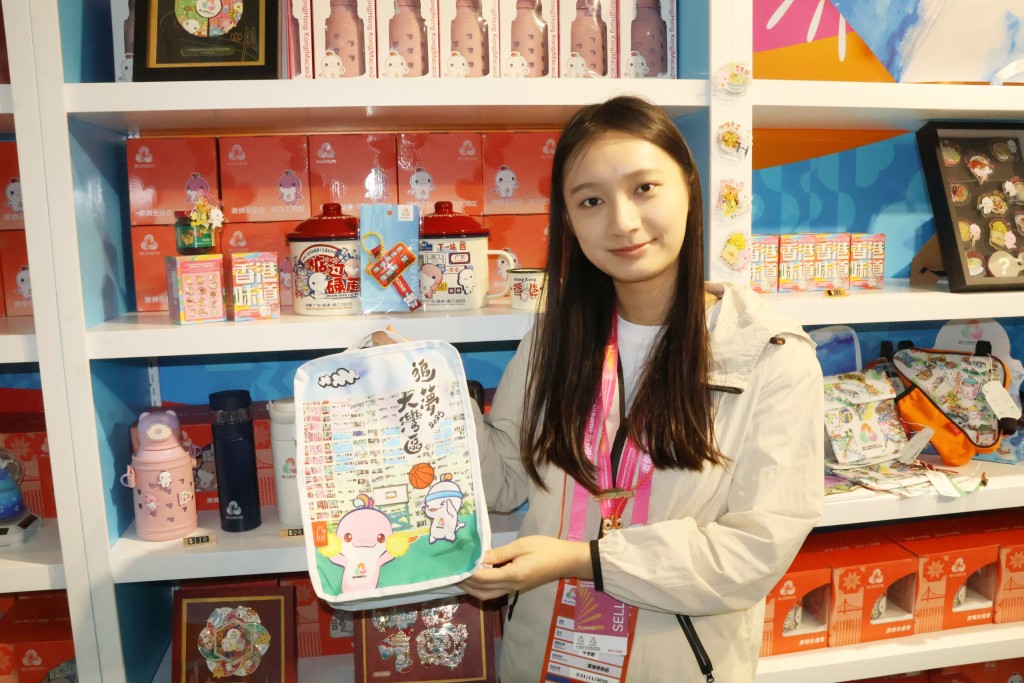 店員方小姐手上這個袋有香港景點的圖案,她說十分受歡迎。徐嘉華攝 店員方小姐手上這個袋有香港景點的圖案,她說十分受歡迎。徐嘉華攝