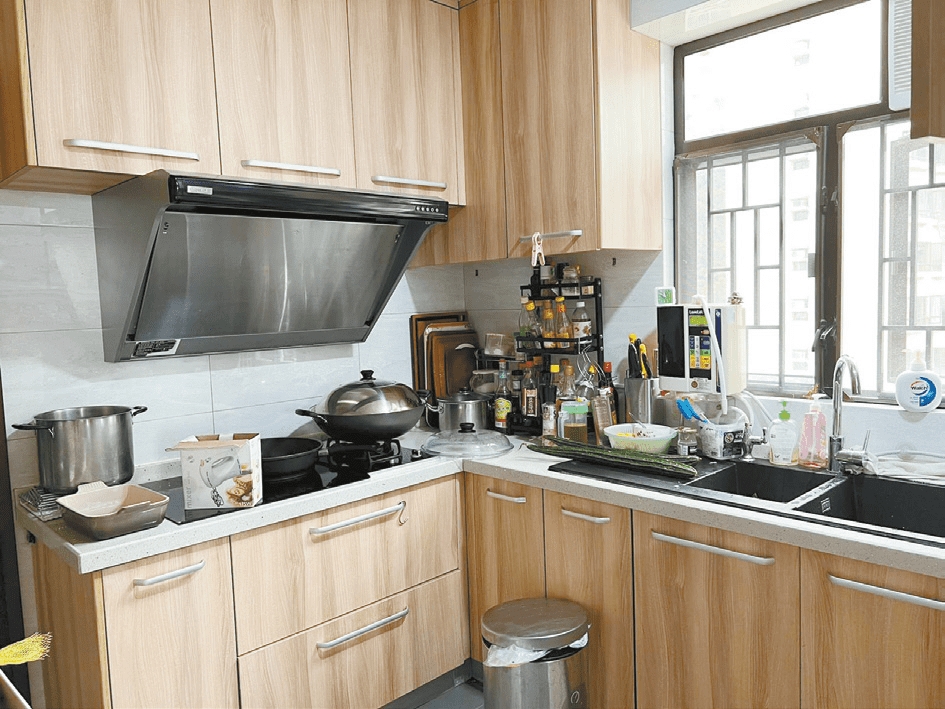 廚房配有上下列廚櫃，又置有多面工作平枱烹飪。