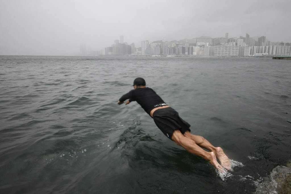 早上,有市民風雨下游泳。陳浩元攝 早上,有市民風雨下游泳。陳浩元攝