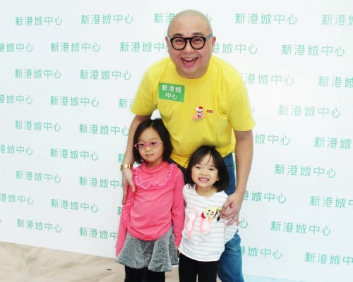 林盛斌同細女、二女出席活動。