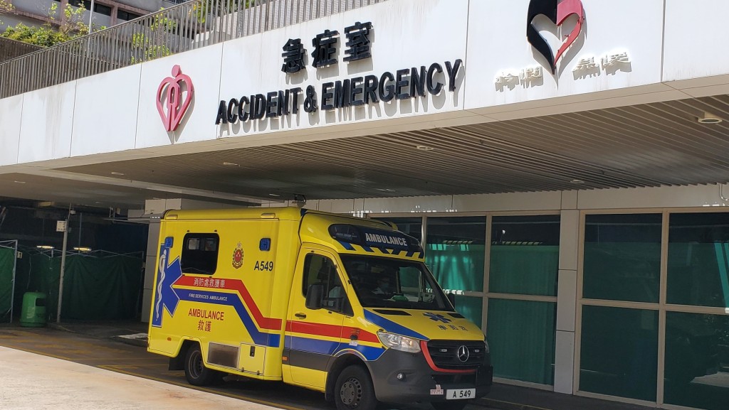 小西湾79岁翁公厕内索带自缢 送院抢救不治