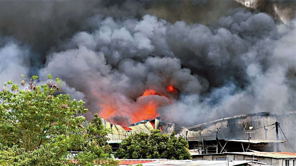 新田麒麟村一個儲存音響器材的貨倉發生3級火警，現場火勢猛烈。