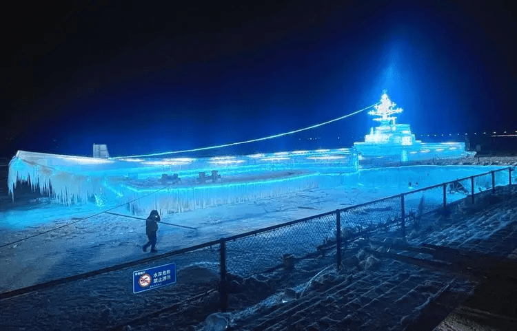 冰雪遼寧艦亮相哈爾濱，按照1:6比例打造。