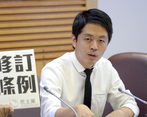許智峯就人身傷害和非法拘留向警方索償。資料圖片