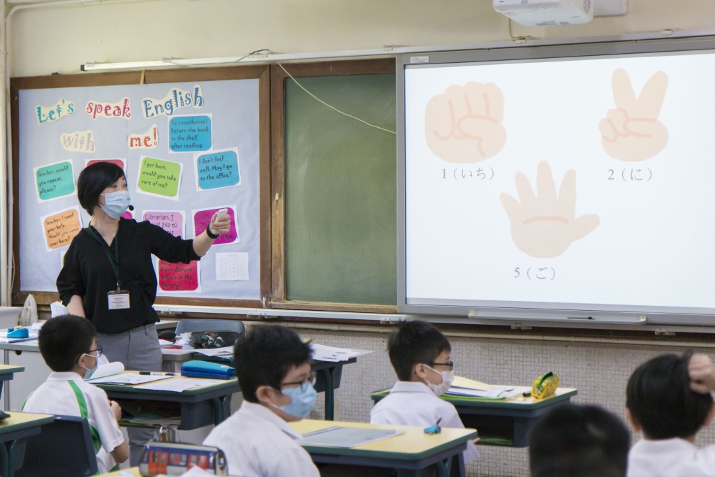 日語導師在課堂上教導日本數字，學生專心聆聽。（圖片來源：受訪者提供）