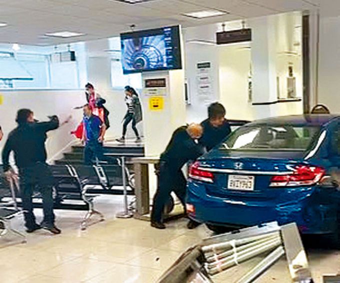 私家車撞入中國駐三藩市總領事館大廳簽證處，員工民眾慌忙逃離。