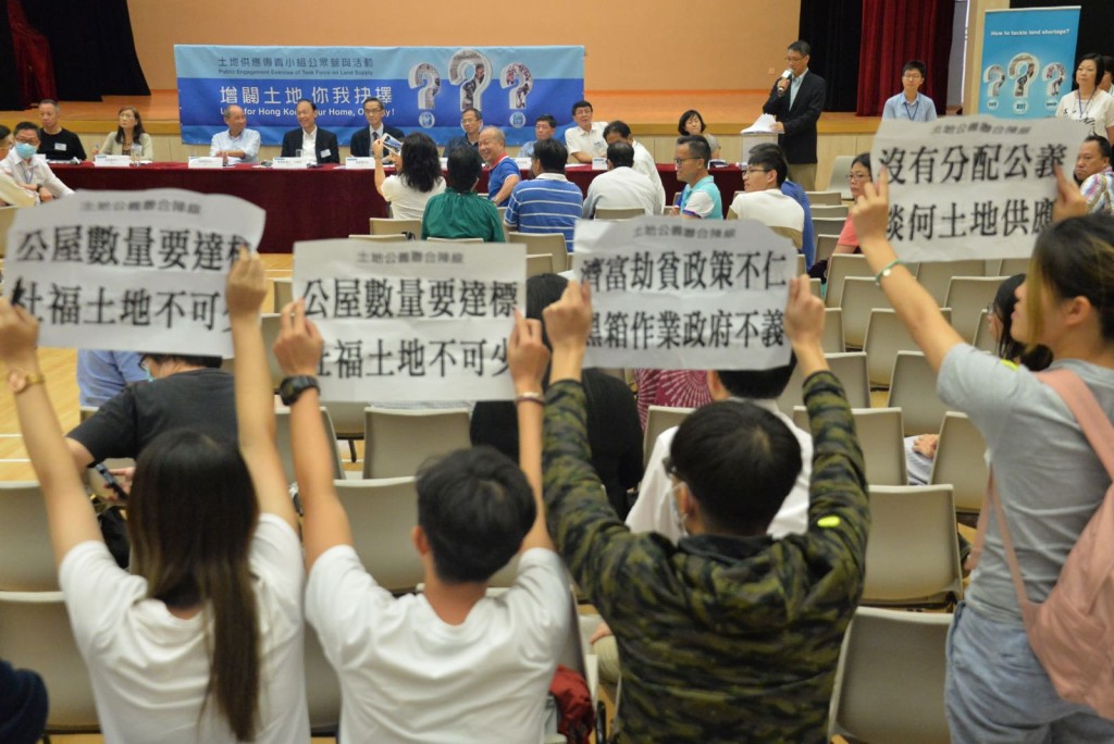 約10名土地公義聯合陣線成員在座位示威