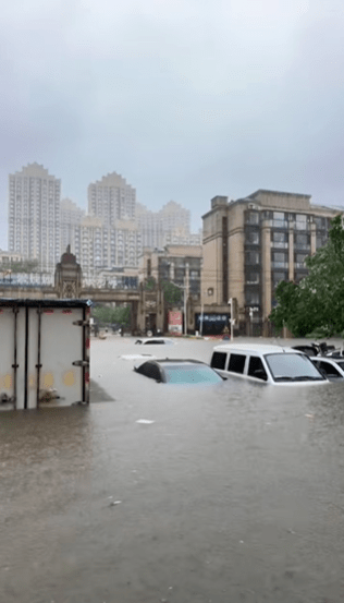 受台风巴威外围环流影响，沈阳市因暴雨陷入历史性瘫痪。 抖音
