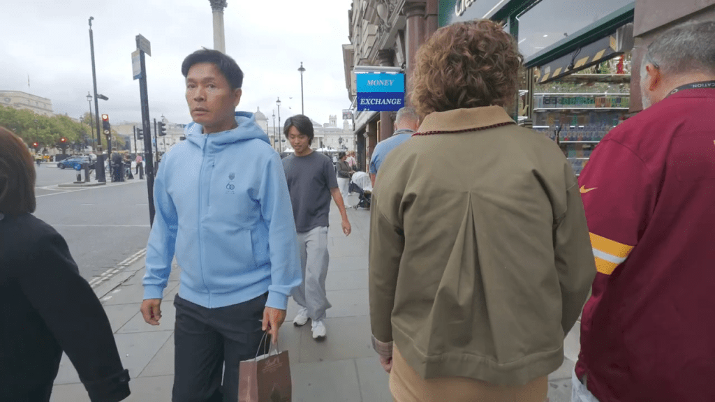 有网民近日在英国伦敦街头捕获郭晋安,身旁正是他与前妻欧倩怡所生的18岁长子郭令山。 有网民近日在英国伦敦街头捕获郭晋安,身旁正是他与前妻欧倩怡所生的18岁长子郭令山。