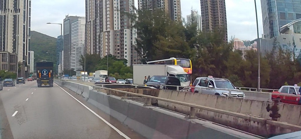 荃湾路6车相撞，涉及的士、私家车及货车。图片来源：车cam L（香港群组）Bosco Chu          