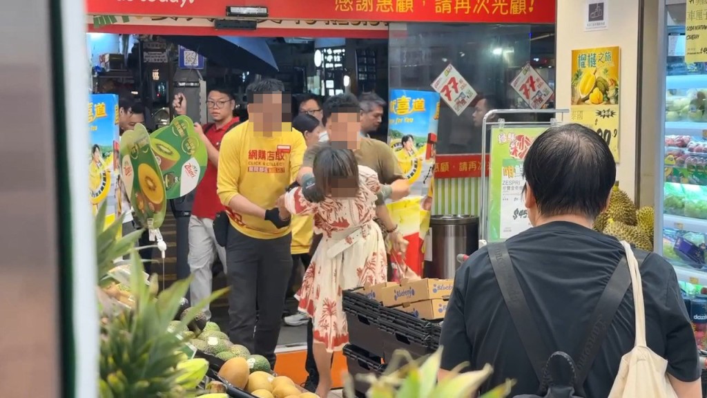 雙方拉拉扯扯,糾纏多時。 雙方拉拉扯扯,糾纏多時。