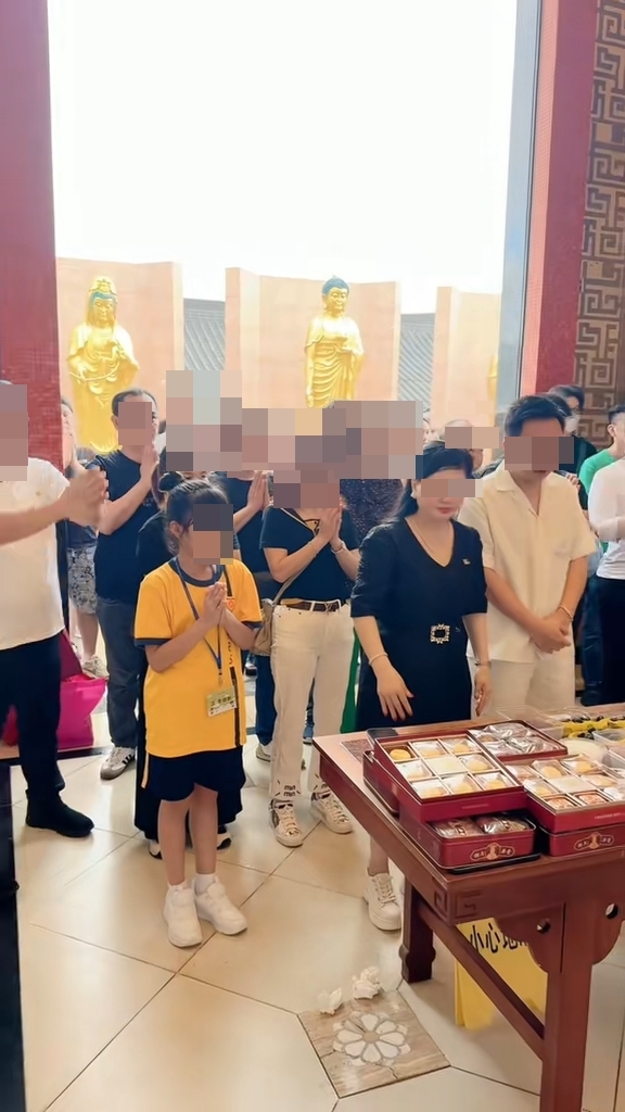 事發後，蔡天鳳媽媽拜祭女兒。